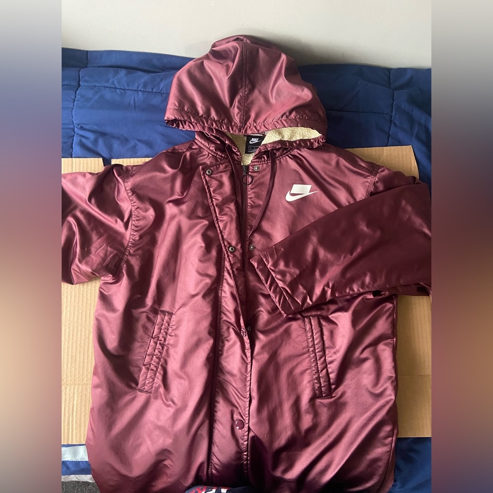 Nike Sportswear Sport Pack Synthetic-Fill Jacket Coat Maroon BV3125-681 Womens S